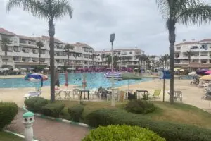 Bel Appartement Vue Piscine & Mer – Résidence Privée… – Immohajir Immobilier au Maroc | Appartement Location saisonnière à Sidi Rahal (photo 16)