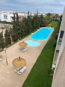 immobilier au Maroc – Appartement Meublé à Vendre à Dar Bouazza – Vue Piscine et Jardin