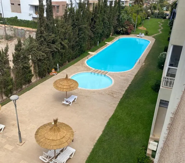 Appartement Meublé à Vendre à Dar Bouazza – Vue Piscine et Jardin