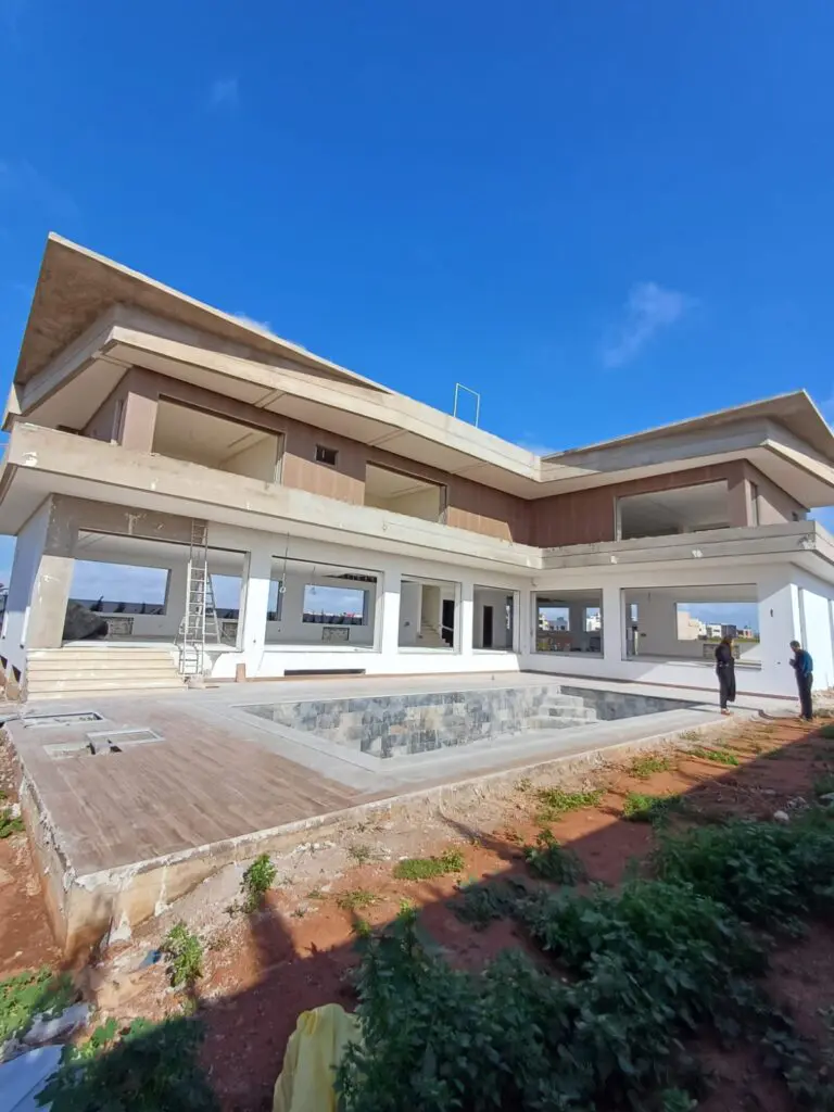 Villa en Cours de Finition à Dar Bouazza, Proche de Marjane, 950m² Construits sur 1050m²