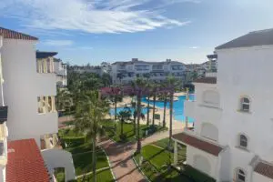 Charmant Appart Balnéaire, Une résidence Fermée avec pisc… – Immohajir Immobilier au Maroc | Appartement Location saisonnière à Sidi Rahal (photo 17)