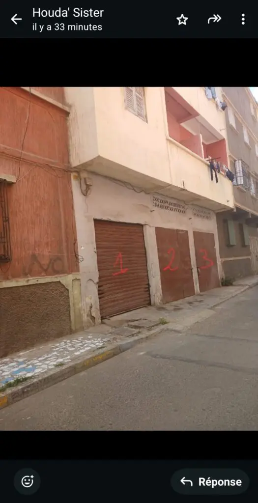 Une opportunité en or R+3 avec 3 magasins À vendre