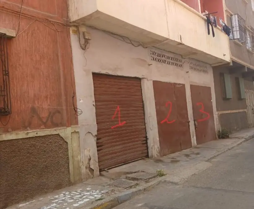 Une opportunité en or R+3 avec 3 magasins À vendre