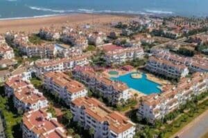 Charmant Appart Balnéaire, Une résidence Fermée avec pisc… – Immohajir Immobilier au Maroc | Appartement Location saisonnière à Sidi Rahal (photo 1)